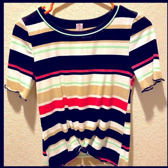 Size small woman’s shirt - Picture 1 of 4